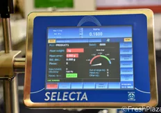 La linea Selecta e' dotata di pannello touch-screen per la gestione dei comandi e di un nastro trasportatore con cella di carico che registra istantaneamente il peso delle confezioni.