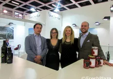 Nino e Giulia Passalacqua, la hostess Diana e Mirko Conte accolgono FreshPlaza allo stand dell'azienda Bioorto.