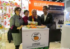 Da sinistra: Tina Giordano, Valeria Spagnolo, Rocco Spagnolo, Francesco Sorace nello stand del Consorzio per la tutela del Clementine di Calabria IGP.