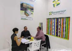 Lamberto Lola (al centro), Ceo dell'azienda Europack srl, a colloquio con un cliente.