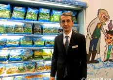 Marco Giulio Bertoli dell'Organizzazione di produttori Mioorto, davanti alle insalate, singole e miste, i contorni, le aromatiche, le ciotole proposte dalla sua azienda.