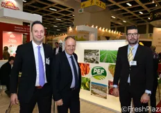 Roberto e Massimo Pavan insieme ad Alberto Mazzagallo nello stand PEF, la nuova denominazione aziendale della Peviani Frutta.