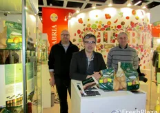 Da sinistra a destra: Michele Santaniello (tecnico), Pietro Tarasi (presidente del Consorzio Produttori Patate Associati) e Fiore Gualtieri. Il Consorzio ha promosso il proprio prodotto nell'area della Regione Calabria.
