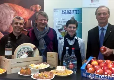 Mauro Prato, Domenico Sorasio (Fedagri-Confcooperative Piemonte), Noemi Giraudo e Domenico Sacchetto insieme alle eccellenze gastronomiche del territorio.
