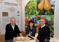 Si chiama Terre Agricole il nuovo brand aziendale della OP-Organizzazione di Produttori Fungorobica e Piccoli Sapori, con sede a Cavenago Brianza (MB). In foto, da sinistra a destra: Ubaldo Colombo, Simona Sangiorgi e Guerrino Valenti.