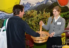 Distribuzione gratuita di fettine di mela in bustina.