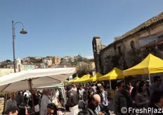 Le strade di Sezze invase dai visitatori giunti a degustare i carciofi.