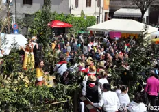 Danze popolari e ballerini in costume durante la Sagra del carciofo.