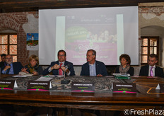 "Il tavolo dei relatori. Da sinistra a destra: Claudio Scalise (SG Marketing Agroalimentare di Bologna), Prof.ssa Cristiana Peano (DISAFA - Uni Torino), Domenico Paschetta (presidente di Ortofruit Italia), Domenico Sacchetto (presidente di Assortofrutta), Maria Pianezzola (GAL - GVP Valli Gesso, Vermenagna e Pesio) e lo chef Marcello Comba dell'Ist. alberghiero "Virginio-Donadio" di Dronero (CN)."