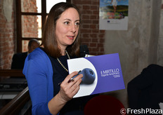 L'evento ha costituito l'occasione per esaminare il lavoro svolto da OP Ortofruit Italia in collaborazione con l'Universita' di Torino per analizzare e ottimizzare la filiera piemontese dei piccoli frutti, al fine di ridurre a zero l'impatto ambientale. Nella foto, la coordinatrice dei lavori Rossella Gigli mostra uno dei volumi monografici scaturiti dal lavoro del DISAFA-Uni Torino.