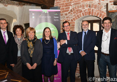 Foto di gruppo. Da sinistra a destra: Marcello Comba, Maria Pianezzola, Cristiana Peano, Rossella Gigli, Domenico Paschetta, Claudio Scalise e Mario Abrate (presidente di Fedagri Piemonte, che ha portato i suoi saluti al convegno insieme al Sindaco di Lagnasco, Ernesto Testa, e all'assessore regionale all'agricoltura, Claudio Sacchetto).