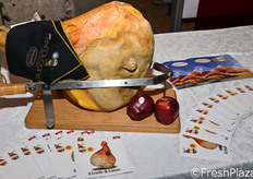 "Quest'anno si e' anche celebrato un insolito "matrimonio" tra la Mela Rossa di Cuneo IGP e il prosciutto Crudo di Cuneo DOP."