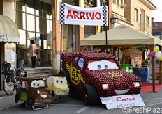 Composizioni con mele: il personaggio del film di animazione Cars, Saetta.