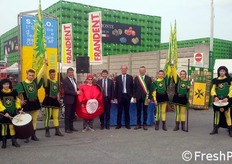Inaugurazione di Fruttinfiore 2014 (11-13 aprile), con il Gruppo Sbandieratori e Musici del Borgo San Lazzaro (Palio di Asti). Le autorita' al centro (da sinistra): il Deputato Mino Taricco, il vice Ministro all'Agricoltura Andrea Olivero, il presidente di Assortofrutta Domenico Sacchetto e il sindaco di Lagnasco Ernesto Testa.