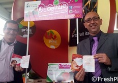 Domenico Paschetta e Carlo Manzo con i ricettari di Delizie di Bosco del Piemonte.