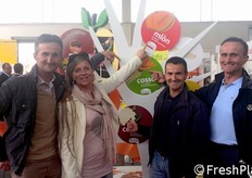 Da sinistra: Franco Rosso, Manuela Vallero (Responsabile Magazzino Ortofruit Italia di Saluzzo), Marco Rosso e Massimo Rosso (vice presidente di Ortofruit Italia).