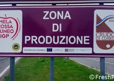 I nuovi cartelli stradali di Lagnasco dedicati a Mela Rossa di Cuneo IGP e Crudo di Cuneo DOP. Arrivederci a Fruttinfiore!