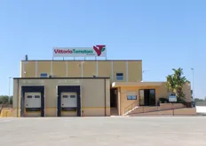 Vittoria Tomatoes e' una societa' cooperativa agricola che opera nel settore ortofrutticolo, ubicata nella fiorente parte sud orientale della Sicilia, a Vittoria (RG), da sempre zona altamente vocata alla produzione di pomodoro.