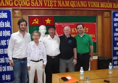 Mercato Ho Chi Min, esteso su un'area totale di 20 ettari, movimenta una media di 20 tonnellate in entrata ogni giorno. Mercato statale, con 13.000 stand; ogni stand ha dimensioni 4x3 mt. Il mercato all'ingrosso risulta ancora essere molto importante, in quanto gran parte della produzione arriva qui.