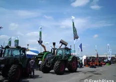Ampia area della mostra agricola destinata all'esposizione di macchine agricole e trattori.