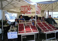 Cristiano Pasquale e il suo staff vendono prodotti ortofrutticoli locali.