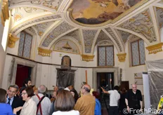 Afflusso di visitatori all'interno della sacrestia restaurata.