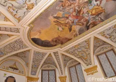 Lo splendido risultato del lavoro di restauro. Il dipinto sulla volta della Sacrestia raffigura una Gloria di angeli con strumenti della Passione.