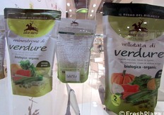 La linea di zuppe biologiche Alce Nero �e' composta da: Zuppa di legumi e farro, minestrone e crema vellutata di verdure, tutti prodotti senza grassi aggiunti e con sole materie prime italiane.