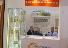 "L'asparago di Badoere IGP viene coltivato in un'area compresa tra i corsi dei fiumi Sile e Dese (provincie di Treviso, Padova e Venezia). Del prodotto esistono le tipologie "bianco" e "verde". I turioni, ben formati, dritti e mai vuoti, si caratterizzano per un colore bianco-rosato o verde-intenso, dal sapore dolce e aromatico."