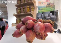 Lo Scalogno Piacentino, marchio collettivo geografico detenuto dal Consorzio A.Bi.Pi. di Monticelli d'Ongina (provincia di Piacenza) e presentato presso lo stand dell'azienda Delfanti Trade, socia del consorzio.