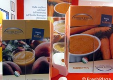 In esposizione, puree di pera, pesca, mela, kiwi e carota a marchio Ferrara Food.