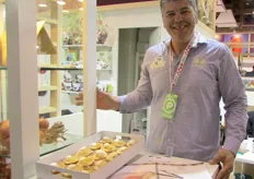 Nicola Barbato dell'azienda agricola Gaia Conserva di Montoro inferiore (AV), che produce e confeziona la Cipolla Ramata di Montoro in treccia.