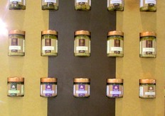 La linea di prodotti trasformati a base di Cipolla Ramata di Montoro. In fiera e' stato possibile degustare: la zuppa di Cipolla Ramata di Montoro con Pecorino bagnolese e crostino di pane raffermo, la Cipolla Ramata di Montoro in agrodolce con alici di Cetara, la Cipolla Ramata di Montoro grigliata con ciliegina di bufala campana, la composta di Cipolla Ramata di Montoro con ricotta di bufala campana e le Confetture su formaggio pecorino bagnolese.