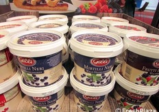 Composta di mirtilli neri ottenuta da frutta selezionata e lavorata con cura: 60 per cento di frutta, a basso contenuto di zucchero e frutta intera.