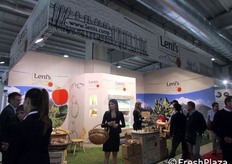 Allo stand di VOG Products era in vetrina tutta la gamma di prodotti Leni's: gli spicchi di mela gia' tagliati, lavati e pronti al consumo in bustina da 80 grammi, le spremute di mela 100% nelle bottiglie in vetro da 1 litro e 250 ml e la nuova mousse di pura mela in vasetto di vetro. Tutti prodotti sani e naturali, a base di mela proveniente dal Trentino Alto Adige.