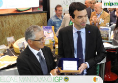 Mauro Aguzzi, presidente del Consorzio del Melone Mantovano premiato dal ministro Maurizio Martina, per aver completato l'iter di certificazione dei prodotti d'origine tipica. L'evento ANTEPRIMA DOP all'interno del quale e' avvenuta la premiazione e'� stato organizzato dalla Fondazione Qualivita che promuove e diffonde la conoscenza dei prodotti italiani che ottengono i riconoscimenti europei di qualita' (DOP, IGP e STG) e che rappresentano un interessante punto di riferimento per il settore agroalimentare, in quanto abbinano al prodotto il territorio, le persone, il lavoro, l'economia. Prossimo obiettivo, secondo Aguzzi, informare i consumatori italiani ed europei delle alte qualita' organolettiche del Melone Mantovano IGP.