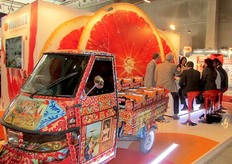 Lo stand della siciliana Oranfrizer, azienda di riferimento nella produzione e distribuzione di agrumi, ortofrutta e spremute fresche NFC 100 per cento di agrumi di Sicilia. In bella mostra, una particolare ape car decorata come un carretto tradizionale siciliano e carica di arance.