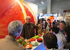 "Un momento della degustazione "Gli aromi primordiali dell'arancia", a cura dello chef Chiaramonte."