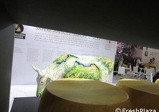 Dietro le forme di Parmigiano reggiano, si festeggiano gli 80 anni del Consorzio.