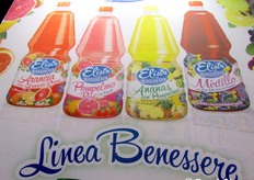 La linea benessere Elisir di Rocchetta a base di frutta: Ananas con pompelmo, Arancia rossa, Pompelmo rosa con fragole, Mirtillo.