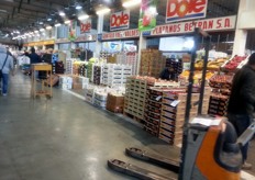 Mercabarna e' uno dei pochi mercati all'ingrosso che si svolgono in orario diurno invece che notturno.