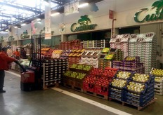 Imponente l'assortimento di prodotti ortofrutticoli in vendita.