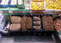 "Frutta a guscio nell'assortimento. Teresa Diomede conclude: "Anche qui a Barcellona abbiamo percepito l'ombra della crisi economica, ma ci e' sembrato che l'atteggiamento dei commercianti fosse piu' razionale e meno incline al disfattismo."