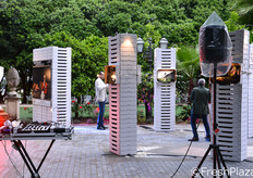 Tredici scatti realizzati da Gianni Fiorito - fotografo di scena del regista Paolo Sorrentino, attualmente impegnato in Svizzera sul set del suo nuovo film - sono stati messi in mostra in un originale allestimento fatto di imballaggi in cartone ondulato.