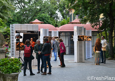 Presente all'evento lo stesso Maestro fotografo Gianni Fiorito, il quale ha parlato del suo lavoro, snodando il sottile fil rouge che unisce la fotografia di scena e gli imballaggi. La fotografia di scena e' il contenitore di tutto quello che avviene su un set, davanti e dietro la macchina da presa.