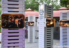 "La fotografia di scena indaga il "dietro le quinte", immortalando le singole pose, i singoli gesti prima del "ciak", gli scambi fra attori e registi, gli sguardi assorti prima di recitare una parte. E' la capacità di raccontare il film da un punto di vista inedito, che spesso non coincide con quello del regista."