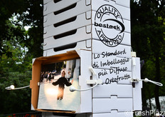 La fotografia come contenitore speciale, capace di mettere in luce ed esaltare al meglio le caratteristiche uniche del contenuto, di conservarle e di proteggerle; cosi' anche le cassette in cartone ondulato certificate Bestack preservano frutta e verdura, prodotti di eccellenza che costituiscono un'altra sfaccettatura delle bellezze italiche.