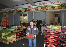 "Omer Toklu lavora per Bella Frutta e si occupa di vendere i prodotti al mercato. Egli ha riferito che dal 50 al 60% dei prodotti proviene dai Paesi Bassi. "Consideriamo i prodotti olandesi di valore per via della loro buona qualita'"."