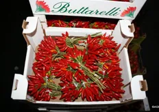 I mazzetti di peperoncini di Bella Frutta, commercializzati con il marchio Buttarelli.
