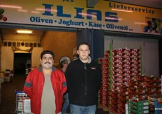 I commessi di Ilias, che ha avviato l'attivita' nel 1990 e oltre alla frutta e verdura fornisce anche olive, formaggio e yogurt. Per quanto riguarda l'offerta di prodotti, molto proviene da Paesi Bassi e Belgio. (www.ilias-hannover.de)